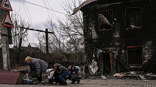 أوكرانيون يحاولون الاحتماء من القصف الروسي