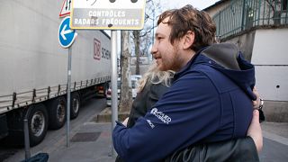 Két Lyonban élő ukrán öleli meg egymást az adománygyűjtés közben. 2022. március