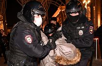 Quem sai à rua na Rússia para protestar contra a guerra na Ucrânia é preso
