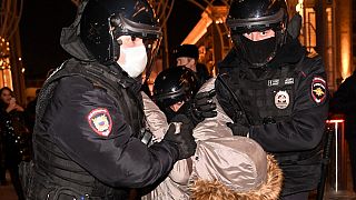 War opponents beeing arrested in Moscow during a peace demonstration.