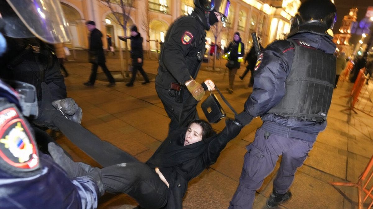rendőrök visznek el egy háborúellenes tüntetőt Szentpéterváron