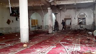متطوعون يتفقدون موقع الانفجار داخل مسجد شيعي في بيشاور - باكستان. 2022/03/04
