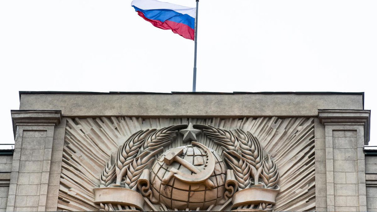 العلم الروسي فوق المقر الرئيسي لمجلس النواب في موسكو، روسيا