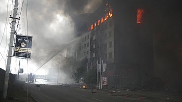 النيران تلتهم مبنىً في العاصمة الأوكرانية كييف جراء قصف روسي 3 مارس 2022