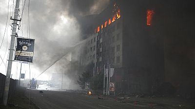 النيران تلتهم مبنىً في العاصمة الأوكرانية كييف جراء قصف روسي 3 مارس 2022