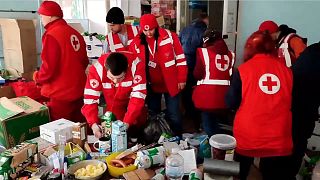On March 2nd, the ICRC donated food, hygiene items and items for children to more than 4,000 people displaced from their homes and living in shelters in the city of Mariupol.