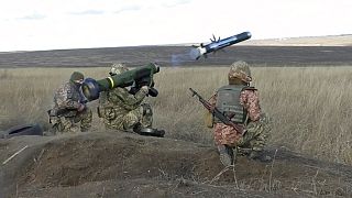 Ουκρανοί στρατιώτες εκτοξεύουν πύραυλο Javelιn