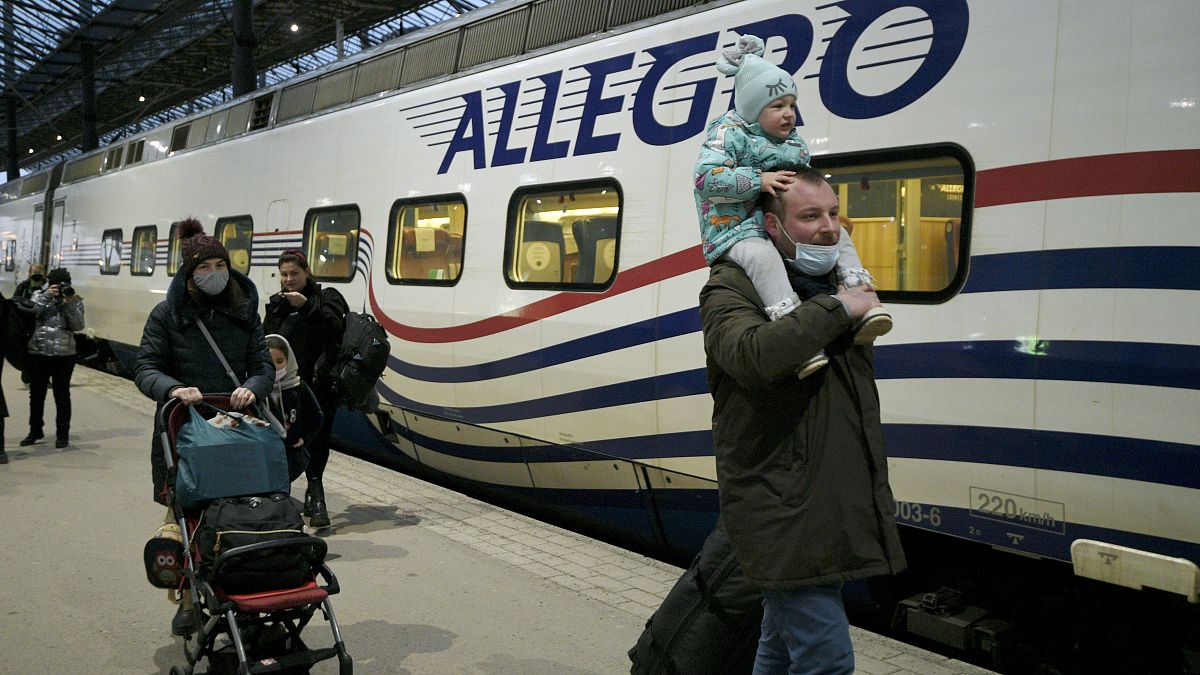 Ciudadanos rusos bajan del tren Allegro que partió de San Petersburgo, Rusia, hacia la estación central de ferrocarril de Helsinki, Finlandia, el 4 de marzo de 2022. 