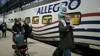 Des voyageurs en provenance de Saint Petersbourg débarquent en train à Helsinki, le 4 mars 2022, Finlande