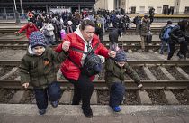 Personas, en su mayoría mujeres y niños, intentan subir a un tren con destino a Lviv, en la estación de tren de Kiev, Ucrania, el 4 de marzo de 2022. 