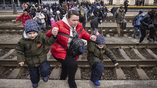 Personas, en su mayoría mujeres y niños, intentan subir a un tren con destino a Lviv, en la estación de tren de Kiev, Ucrania, el 4 de marzo de 2022. 