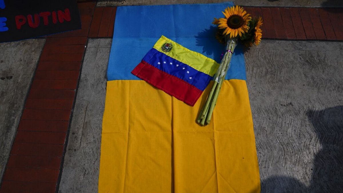 Una bandera nacional venezolana y un girasol sobre una bandera nacional ucraniana durante una protesta contra la invasión rusa de Ucrania, 3/3/2022, Caracas, Venezuela