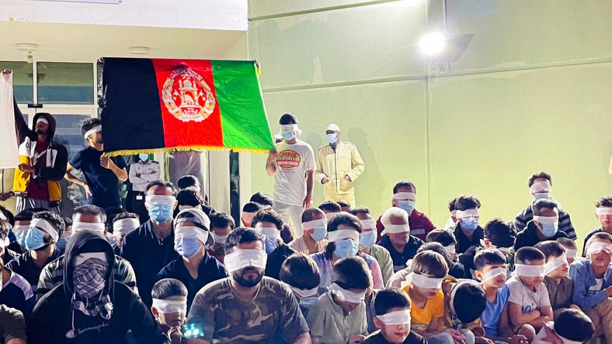 Birleşik Arap Emirlikleri'ne sıkışan Afgan sığınmacılar Amerikalı yetkililerden cevap alabilmek için protesto gösterisi düzenledi