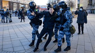 توقيف متظاهر على يد قوات الأمن الروسية