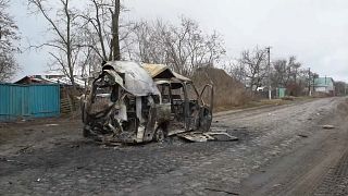 سيارة محترقة في مدينة موتزين في العاصمة كييف