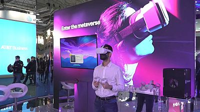 Uno de los asistentes al Mobile World Congress 2022, en Barcelona, prueba un aparato de realidad virtual.