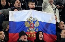 پرچم روسیه در دستان هواداران تیم پارتیزان در جریان دیدار این تیم مقابل ستاره سرخ بلگراد