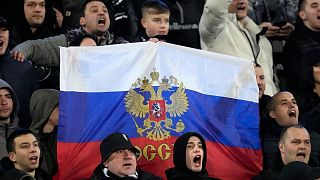 پرچم روسیه در دستان هواداران تیم پارتیزان در جریان دیدار این تیم مقابل ستاره سرخ بلگراد