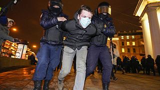 La Policía rusa detiene a un manifestante contra la guerra en Ucrania en San Petersburgo el 2 de marzo de 2022