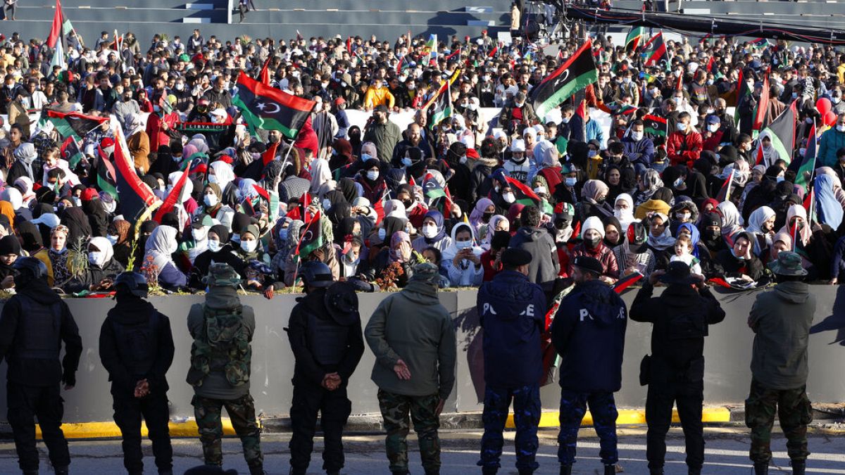 ليبيون يحتفلون بيوم ثورة شباط /  فبراير في ساحة الشهداء في طرابلس، ليبيا - 18 فبراير 2022