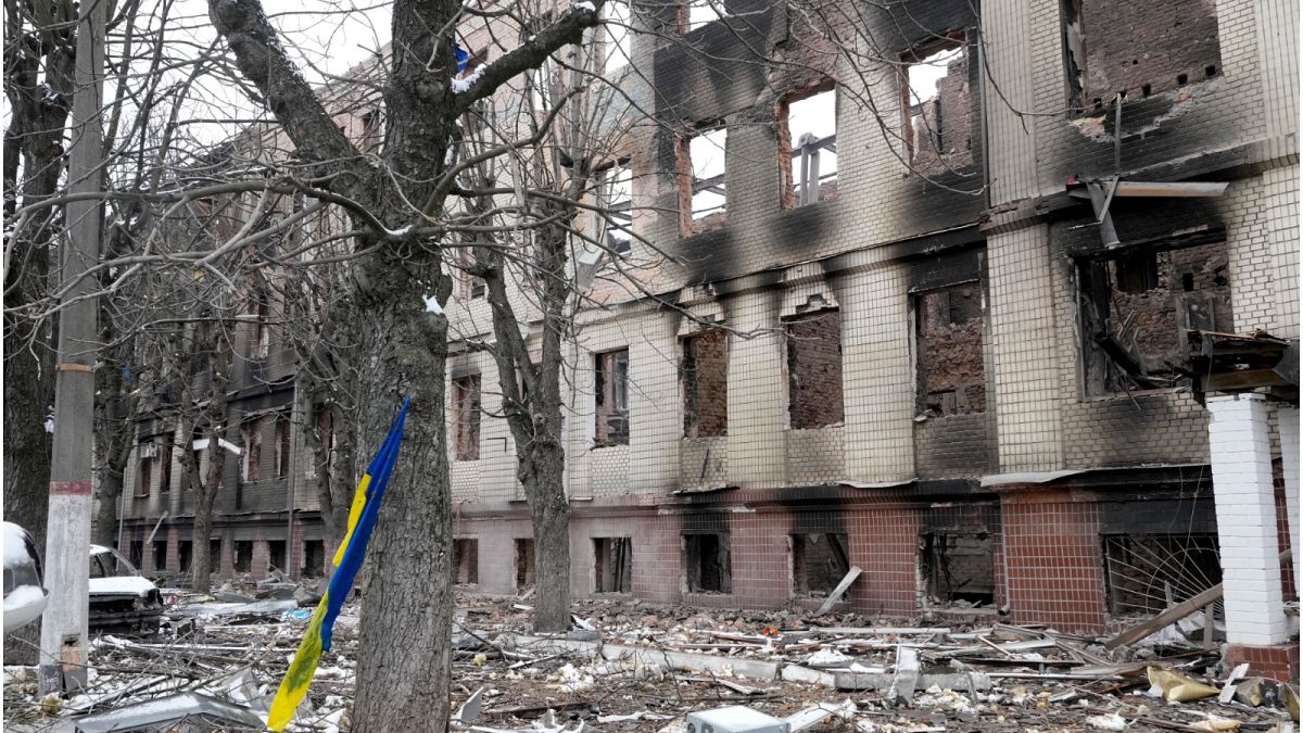 العلم الوطني الأوكراني يرفرف على شجرة بجوار مبنى سكني مدمر بالقرب من نقطة تفتيش في بروفاري في أوكرانيا، الثلاثاء 1 مارس/اذار 2022.
