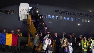 Mexicanos y otros latinoamericanos que vivían en Ucrania llegaron al aeropuerto internacional Benito Juárez en un vuelo de evacuación desde Rumania, el 4 de marzo de 2022.