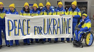 "Frieden für die Ukraine" forderte das ukrainische Team bei einer Protestaktion kurz vor der Eröffnungszeremonie.