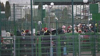 Πρόσφυγες, κυρίως γυναίκες με παιδιά, περιμένουν στην ουκρανική πλευρά της συνοριακής διέλευσης στη Medyka της Πολωνίας,