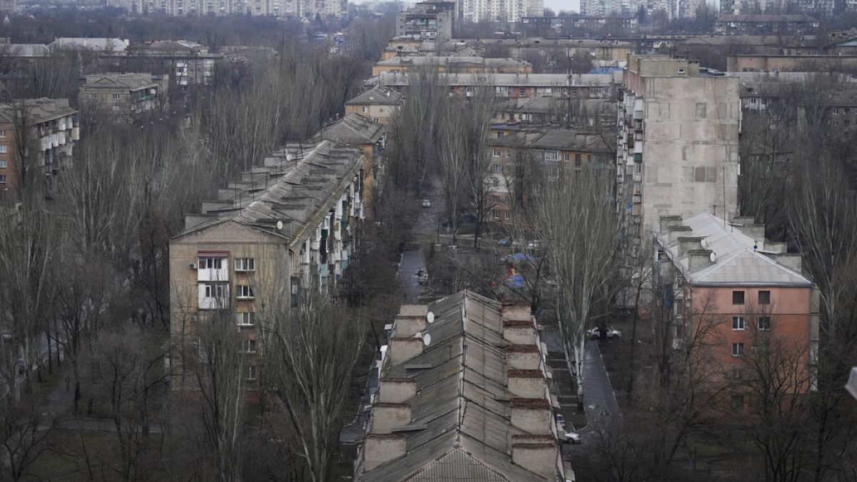 Edifici di appartamenti sono visti nella città di Mariupol, Ucraina, giovedì 24 febbraio 2022