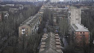 Edifici di appartamenti sono visti nella città di Mariupol, Ucraina, giovedì 24 febbraio 2022