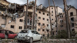 Ukrayna'nın başkenti Kiev'e 25 km mesafedeki Irpin kasabasına yönelik Rus güçlerin bombardımanı sonucu kullanılamaz hale gelen sivil yerleşim alanları
