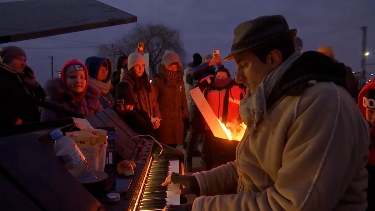 شاهد: موسيقي إيطالي يرحب باللاجئين عند معبر ميديكا الحدودي بطريقته الخاصة
