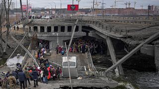 Жители города Ирпень прячутся под руинами разбомбленного моста от бомбардировок 5 марта 2022