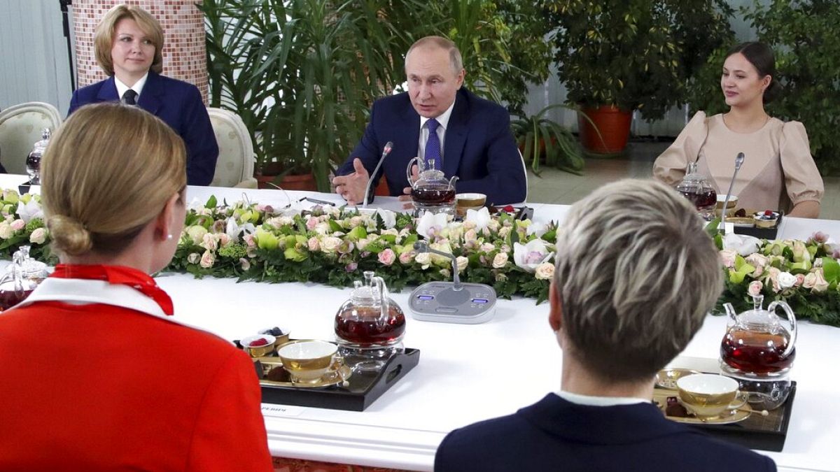 El presidente ruso Vladimir Putin, en el centro, habla con representantes del personal de vuelo de las aerolíneas rusas durante su visita a la Escuela de Aviación de Aeroflot 
