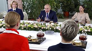 Путин пока не собирается вводить в России военное положение