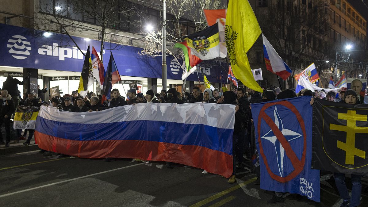 Unas personas sostienen una bandera rusa durante una manifestación de apoyo a Rusia en Belgrado, Serbia, el  4 de marzo de 2022. 
