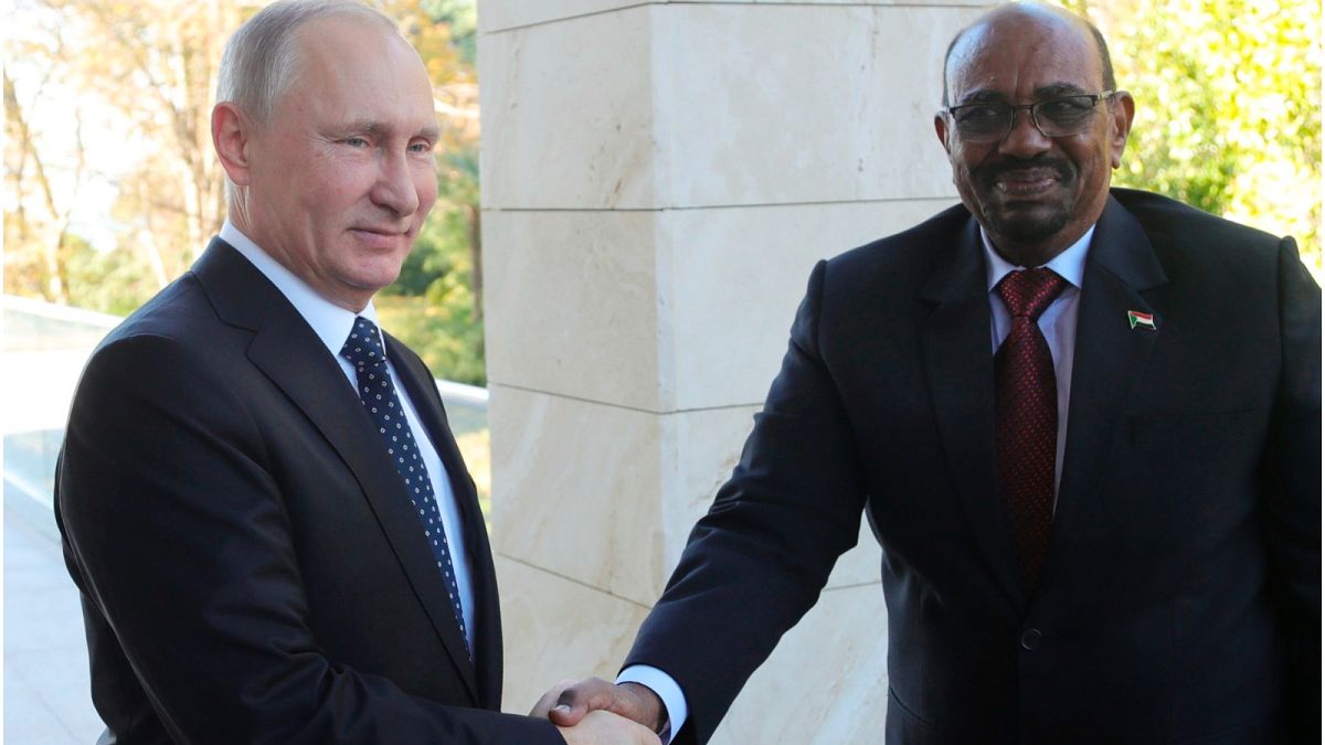 الرئيس الروسي فلاديمير بوتين ورئيس السودان السابق عمر البشير