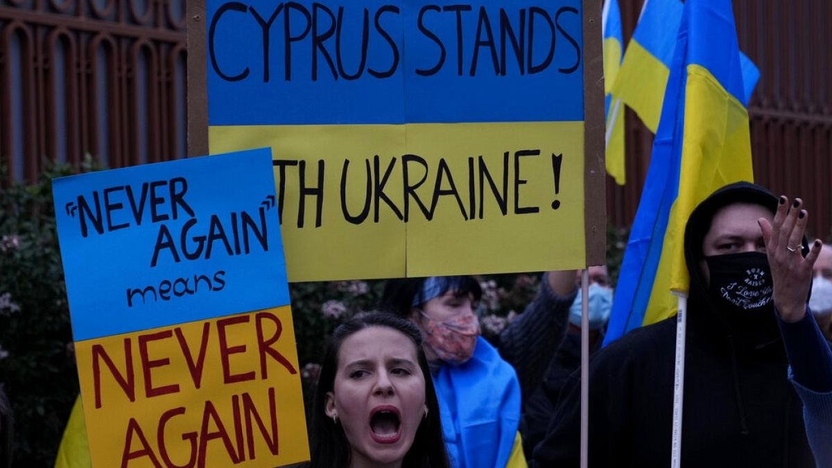 Ciprusiak tüntettek az orosz követség előtt Nicosiában
