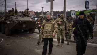 بيترو بوروشنكو، الرئيس الأوكراني السابق في موقع عسكري في ضواحي كييف، أوكرانيا