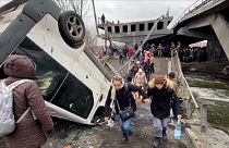 Kiev'den ayrılan Ukraynalılar, Irpin Nehri'ni köprü yıkıldığı için yürüyerek geçiyor