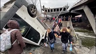Ukrainians evacuate city near Kyiv by foot