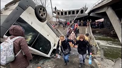 Kiev'den ayrılan Ukraynalılar, Irpin Nehri'ni köprü yıkıldığı için yürüyerek geçiyor