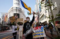 Manifestantes gritan consignas portando banderas y pancartas durante una marcha para denunciar la invasión rusa en Ucrania, en Tokio, el 5 de marzo de 2022.