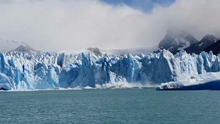 انهيار جزء من جبل جليدي في نهر بيريتو مورينو الجليدي العملاق