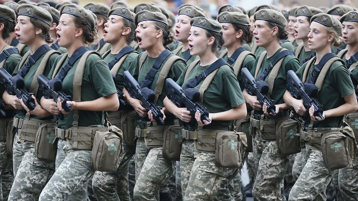 Ukrán katonanők masíroznak egy kijevi katonai parádén 2018-ban