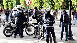دورية من ضباط الشرطة في الشارع الرئيسي بتونس العاصمة بعد وقوع تفجير انتحاري