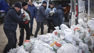 Voluntarios cargan sacos de arena para construir barricadas en Odesa, Ucrania, el 5 de marzo de 2022.