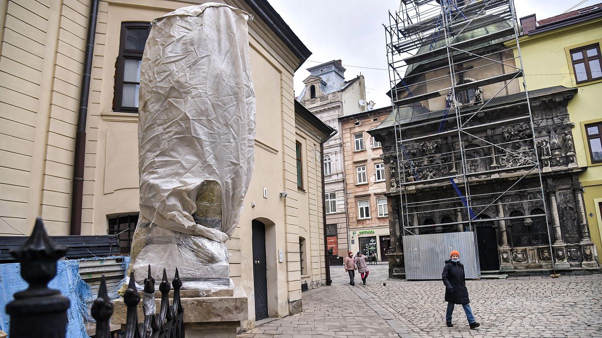 Centro histórico de Lviv protege-se contra ataque russo