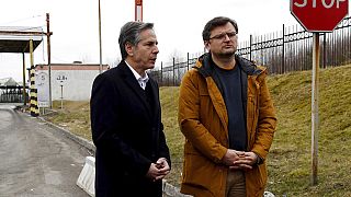Le secrétaire d'Etat américain Antony Blinken (g) et le ministre des Affaires étrangères ukrainien (d) Dmytro Kuleba à la frontière Pologne-Ukraine, le 6 mars 2022