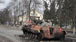 Kiégett páncélozott harci jármű roncsa Makarivban